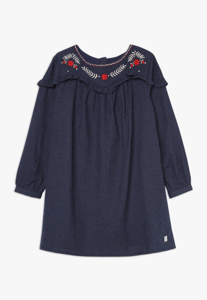 Granatowa sukienka z długim rękawem z czerwonymi i białymi haftami kwiatowymi na dekolcie oraz falbanami na klatce piersiowej i ramionach.