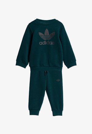 Tummanvihreä Adidas-harjoitusasu, joka on valmistettu pehmeästä kankaasta. Sisältää crew neck -hupparin, jossa on musta logo, sekä yhteensopivat haalarihousut, joissa on joustavat hihnat.