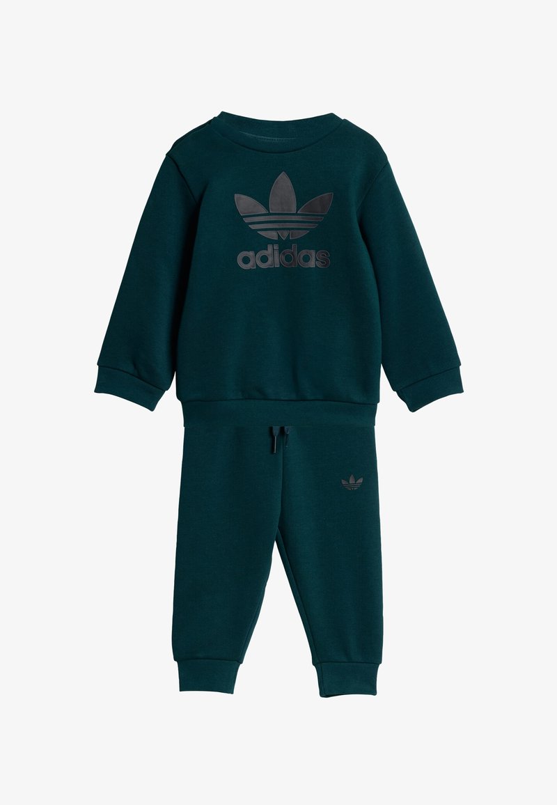 Fato de treino da Adidas em verde escuro, feito de um tecido macio. Apresenta uma sweatshirt com gola redonda e um logo preto, acompanhada por calças de jogging com punhos elásticos.