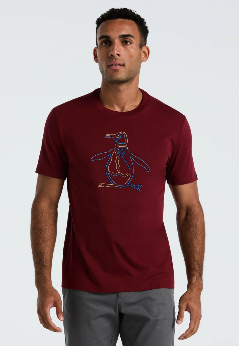 Bordeauxrotes Baumwoll-T-Shirt mit einem bunten Umrissdesign eines Pinguins in Blau, Braun und Weiß. Mit kurzen Ärmeln und Rundhalsausschnitt.