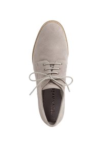 Hellgraue Wildleder Schnürschuhe mit runder Zehenform, dünnen Schnürsenkeln und minimalistischem Design. Die Sohle ist in Naturfarbe mit einer Stich-Detailierung.