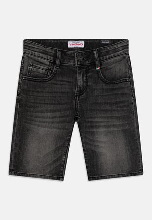 Czarne wyblakłe szorty z denimu z przednimi kieszeniami, zapięciem na guziki, szlufkami na pasek i małą czerwoną, białą i zieloną metką przy kieszeni.