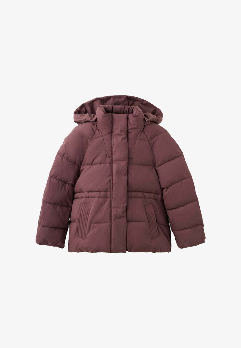 Veste d'hiver matelassée marron avec capuche et poches avant, conçue pour temps froid avec matelassage horizontal et manches longues.