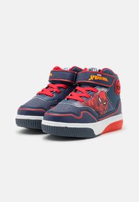 Blå og røde høye sneakers med Spider-Man-grafikk, med strukturert overdel, polstret krage, borrelåsrem og gummisåle.