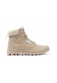 Botín impermeable beige hasta el tobillo con cuello de piel, suela de goma texturizada, detalle de logo redondo en el lateral y cordones en la parte delantera. Diseño ligero.