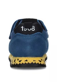 Scarpa da corsa blu scamosciata con suola gialla testurizzata caratterizzata da un motivo nero seghettato; sul retro è presente la scritta "1968" su un'etichetta nera.