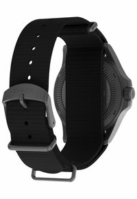 Sort Timex ur med en tekstureret stofrem, metalspænde og rund kasse med en grå detalje. Sapphirer krystal på bagsiden.