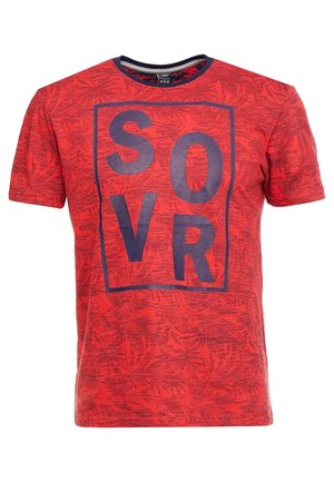 Rotes T-Shirt mit kurzen Ärmeln, dunkelblauem abstraktem Blattmuster und großen dunkelblauen Buchstaben "S O V R" innerhalb eines rechteckigen Rahmens auf der Vorderseite.