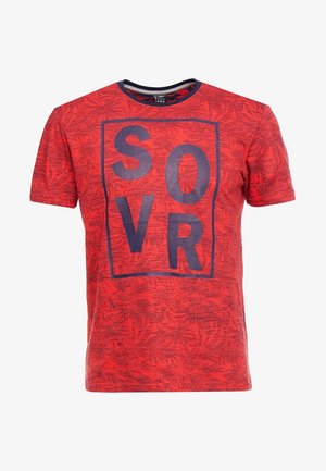 Czerwony T-shirt z krótkim rękawem z ciemnoniebieskim abstrakcyjnym wzorem liści oraz dużymi granatowymi literami "S O V R" w prostokątnej ramce z przodu.