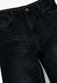 Czarne dżinsy o slim fit, z pięcioma kieszeniami, metalowym zapięciem na guzik oraz delikatnymi efektami wyblaknięcia na materiale.