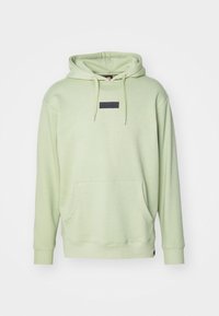 Felpa con cappuccio verde chiaro in tessuto morbido, dotata di tasca a marsupio, coulisse e una piccola targhetta con logo nero sul petto.