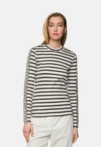 Langarmshirt mit horizontalen braunen und weißen Streifen, Rundhals und gerafftem Stoff an den Ärmeln. Baumwollmischung.