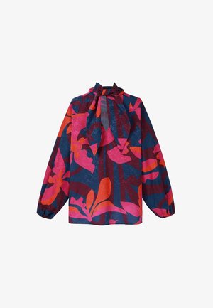 Bloemenblouse met een gestrikte halslijn, oversized mouwen en levendige patronen in roze, oranje en diepblauw op een lichtgewicht stof.