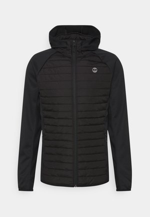 Veste noire à capuche avec devant matelassé, manches lisses, fermeture éclair intégrale à l'avant, poches latérales zippées et petit logo rond sur la poitrine gauche.