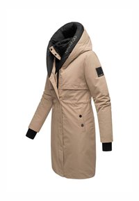 Manteau d'hiver beige avec un col noir haut, deux poches avant, des poignets noirs et un patch logo sur la manche gauche. Texture lisse.