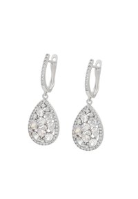 Strieborné náušnice vo forme kvapiek s tvarom slzy, ozdobené množstvom jasných a trblietavých kryštálov, usadených v textúrovanom dizajne.