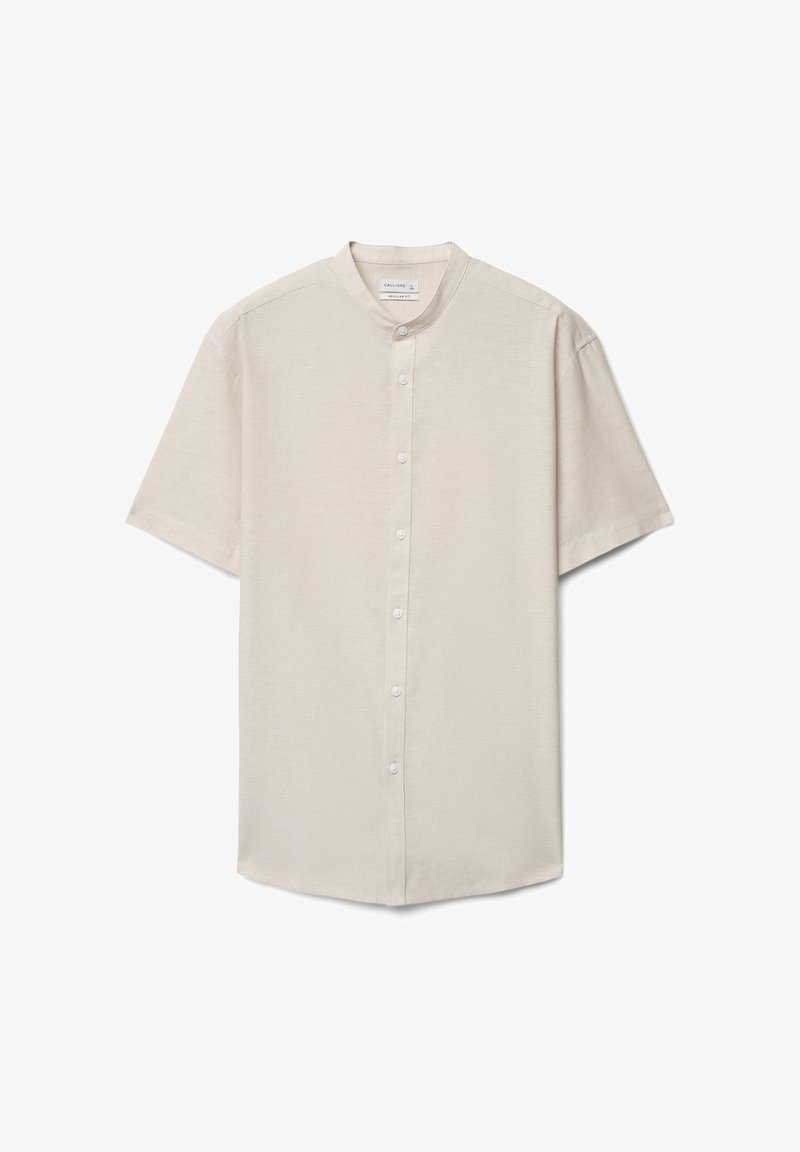 Chemise beige à manches courtes avec col mandarin et sept boutons, présentée à plat sur un fond blanc.