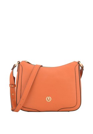 Sac bandoulière en cuir orange avec une sangle réglable, une fermeture éclair dorée et un petit emblème rond doré au centre avant.