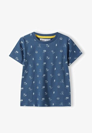 Mėlyna trumpomis rankovėmis medvilninė marškinėliai su baltomis grafikos ikonėlėmis, tokiomis kaip žaibo blyksniai ir kameros. Apvali iškirptė su geltonu apvadu viduje.