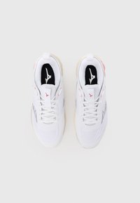 Λευκά αθλητικά παπούτσια με επάνω μέρος από δίχτυ, διακριτικές ροζ λεπτομέρειες, μαύρη εσωτερική σόλα και ελαφριά λαστιχένια εξωτερική σόλα. Διαθέτουν έντονο λογότυπο.