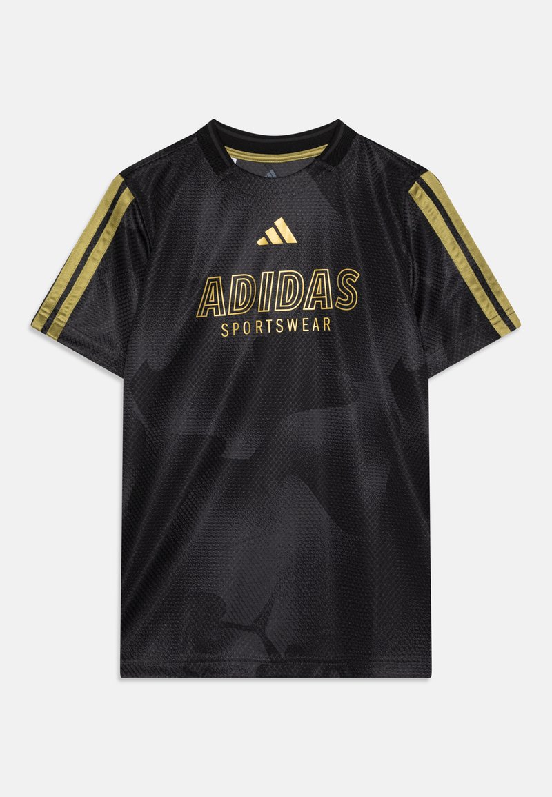 Melna sporta krekls, kas izgatavots no viegla sieta auduma. Tam ir zelta akcenti, apaļa apkakle un "ADIDAS SPORTSWEAR" logo. Vertikālas svītras uz piedurknēm.
