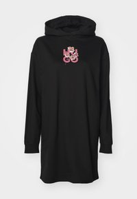 Sudadera con capucha negra de corte holgado, que presenta un diseño floral en tonos de rosa y el texto "HUGO" en letras contorneadas en rosa en el frente.
