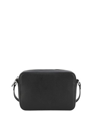 Schwarze rechteckige Ledertasche mit strukturiertem Oberflächen, Reißverschluss und verstellbarem Tragegurt; mit durchlöchertem Logo-Design auf der Vorderseite.