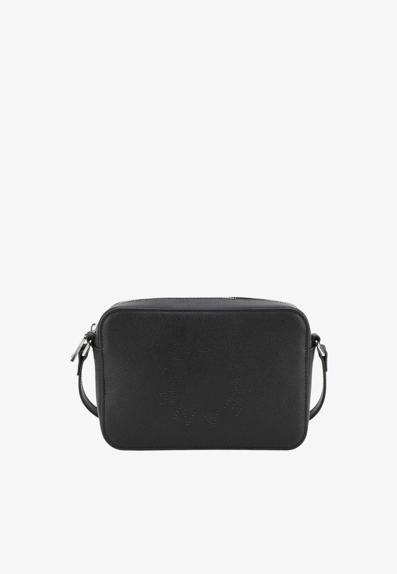 Borsa nera rettangolare in pelle con superficie texturizzata, chiusura con zip e tracolla regolabile; presenta un design del logo perforato sul davanti.