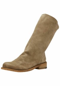 Bota hasta la rodilla en ante marrón claro con una textura suave y punta redonda, que cuenta con un tacón de madera apilada y un diseño minimalista.
