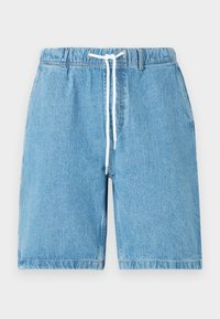 Svetlo modri jeans kratke hlače z elastičnim pasom, belim vezalko in sproščenim krojem. Imajo gladko teksturo in obrobljene robove.