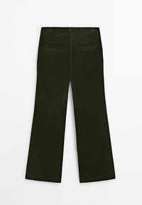 Pantalon en velours côtelé vert foncé avec une coupe évasée, doté de deux poches arrière et d'une surface en tissu texturé.