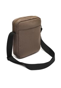 Borsa a tracolla in tessuto marrone con una superficie liscia, chiusura con zip, tasca frontale e tracolla nera regolabile. Forma quadrata.