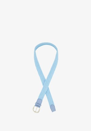 Jasnoniebieski pasek z tkaniny z srebną klamrą i skórzanymi końcówkami, zapięty w wydłużony kształt ósemki na białym tle.
