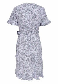 Blumenkleid in helllila mit kurzen Rüschensäumen, einer gebundenen Taille und einem fließenden Saum. Es zeichnet sich durch ein strukturiertes Muster aus kleinen, bunten Formen aus.