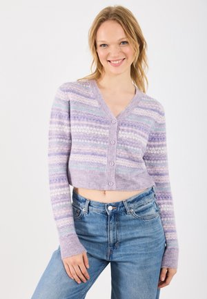 Cardigan scurt dintr-un material tricotat moale, de culoare mov deschis, cu modele multicolore, având decolteu în V și cinci închideri cu nasturi.