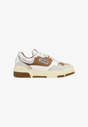 Sneaker bianchi e beige con una tomaia in suede e pelle texturizzati, suola spessa color crema e branding laterale che presenta la scritta "AUTRY" e una bandiera americana.