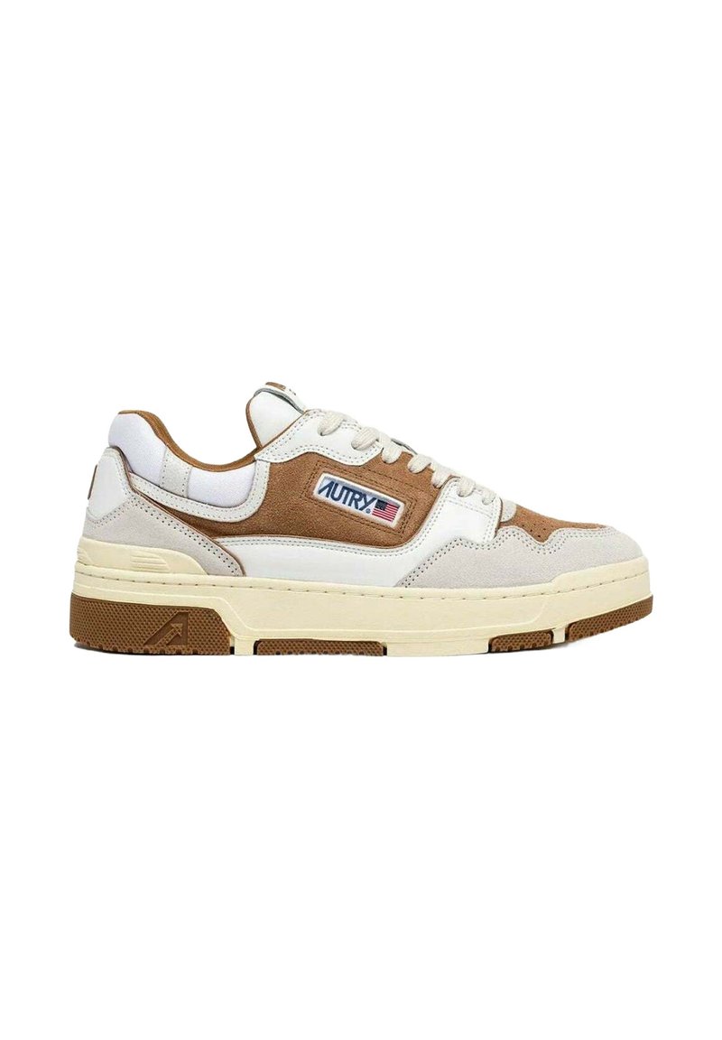 Sneaker bianchi e beige con una tomaia in suede e pelle texturizzati, suola spessa color crema e branding laterale che presenta la scritta "AUTRY" e una bandiera americana.