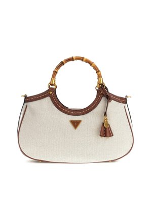 Canvas-Handtasche mit braunen Lederakzenten, Bambusgriff, goldenen Beschlägen, Logodetail und Quastenanhänger. Creme- und Braunfarbenschema.