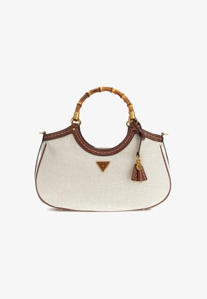 Sac en toile avec des accents en cuir marron, anse en bambou, quincaillerie dorée, détail de logo et charme à pompon. Palette de couleurs crème et marron.