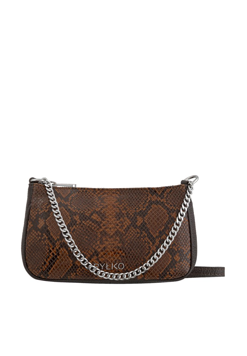 Borsa a stampa serpente marrone con un'esterno strutturato, tracolla in catena argentata e un design elegante e curvo. Logo visibile sul davanti.
