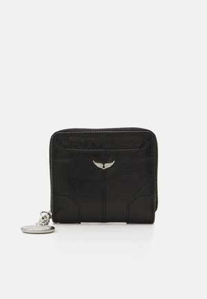 Portefeuille en cuir noir avec une finition texturée, mettant en avant un emblème ailé en argent et une fermeture éclair tout autour. Comprend un porte-clés décoratif.