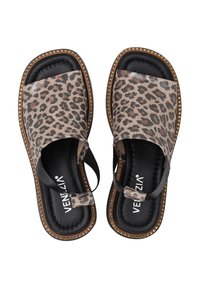 Leopard print schuifsandalen met een zwarte leren voering en een elastische band. Voorzien van goudkleurige studs langs de rand van de zool.