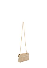 Beadet taske i beige med en quilted design og guld kædetræk, med en flaplåsning og detaljerede udsmykninger på forsiden.