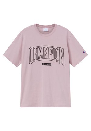 Jasnoróżowy t-shirt z krótkim rękawem, z dużym, konturowym napisem „CHAMPION” oraz małym logo Champion na piersi i rękawie.