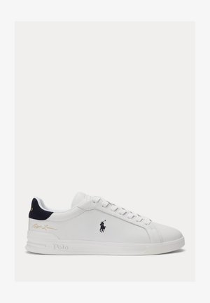 Hvit lavtoppet skinnsneaker med hvite lisser, svart logo av polospiller på siden, marineblå hælflik og gyllen Ralph Lauren-signatur på hælen.