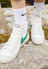 W BLAZER MID 77 - Sapatilhas de cano alto - white, beige, green
