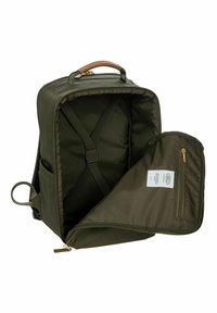 Zaino in tessuto verde con manico in pelle marrone, scomparti interni e spallacci regolabili. Presenta una tasca con zip e etichette interne.