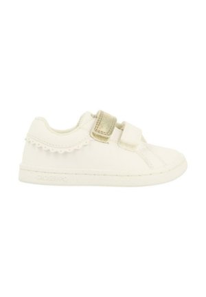 Sneaker bianco in pelle sintetica, con due cinturini in velcro, dettagli ondulati e una suola testurizzata. I dettagli di design sottili migliorano l'estetica.