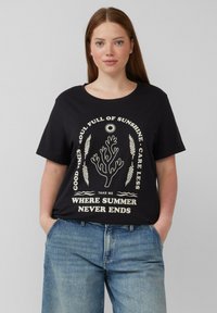 Zwarte katoenen t-shirt met een voorzijdegraphic met witte tekst en illustraties, waaronder een zon, koraal en bladeren. Korte mouwen, relaxte pasvorm.