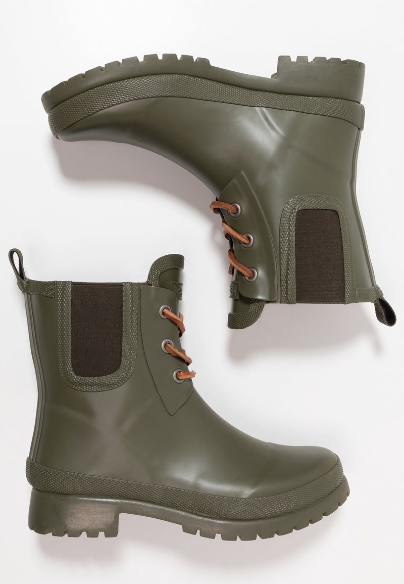 Paire de bottes de pluie en caoutchouc vert olive avec des panneaux latéraux élastiques marron et des détails de lacets couleur tan, vues de côté et de dessus.